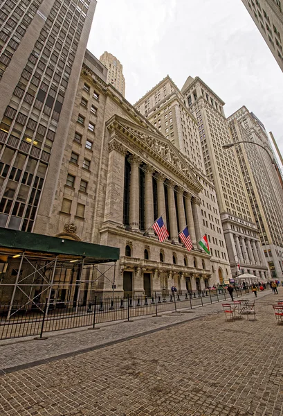 Нью-Йоркська фондова біржа на Уолл-стріт з нижнього Манхеттена — стокове фото