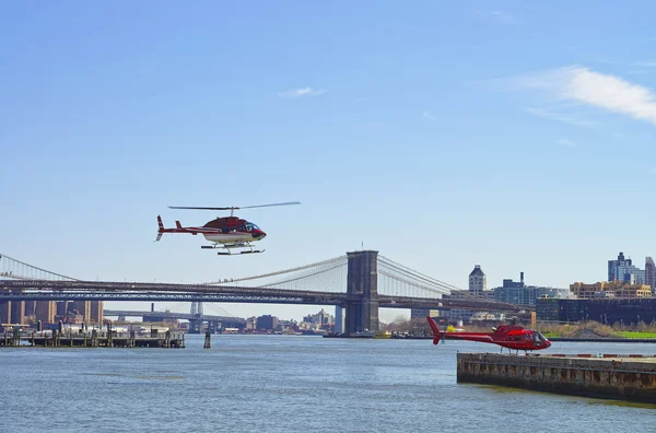 Helikoptery w pobliżu Most Brooklyn i Manhattan bridge nad East River — Zdjęcie stockowe