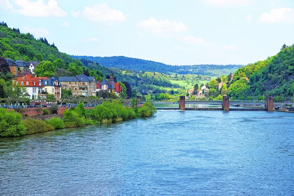 Anlegestelle des Neckars und Brücke in Heidelberg in Deutschland — Stockfoto