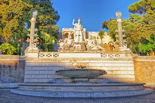 Rome tussen de Tiber en de Aniene fontein in Piazza del Popolo — Stockfoto
