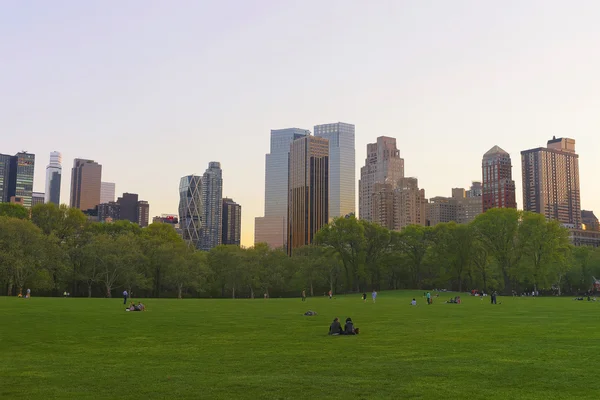 Pelouse verte et horizon de Midtown Manhattan dans Central Park South — Photo