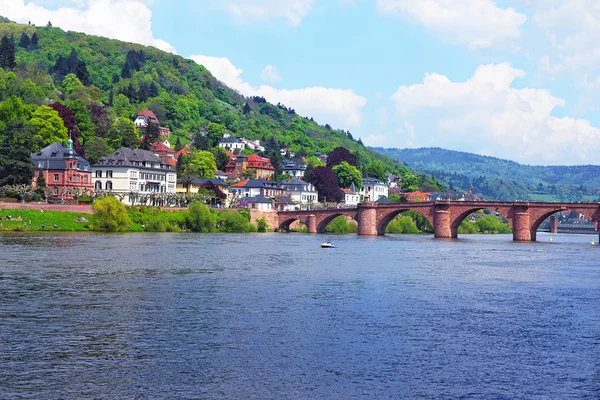 Quay świetną i stary most w Heidelbergu — Zdjęcie stockowe