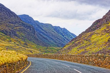 Dağlar Snowdonia Milli Parkı'nda görünümüne yol
