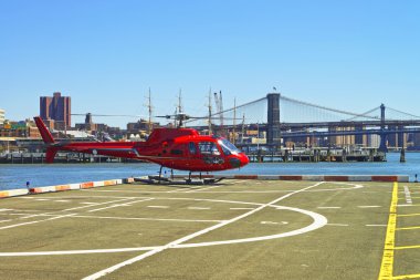 Helikopter helikopter pisti aşağı Manhattan New York'ta alarak