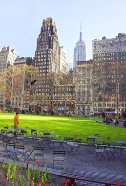 Gökdelenler ve turistler Bryant Park'ta rahatlatıcı manzarası