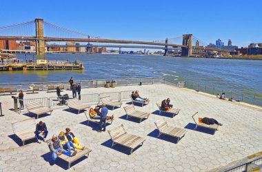 Turistler aşağı Manhattan Pier şezlong üzerinde rahatlatıcı