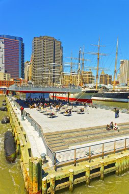 Turistler dinlendirici iskelede Manhattan'da şezlong üzerinde