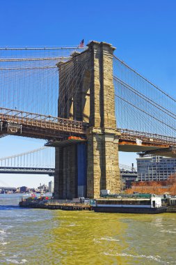 East River üzerinde Brooklyn köprüsü