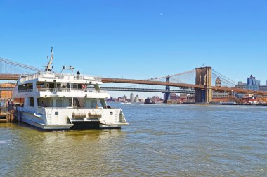 East River üzerinde Feribot ve Brooklyn köprüsü