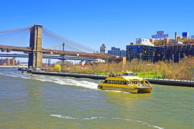 Feribot ve East River üzerinde Brooklyn köprüsü