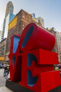 Midtown Manhattan'da geçen aşk heykel ve turistler