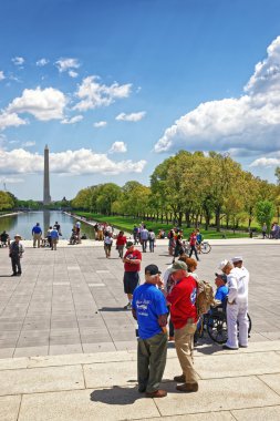 Lincoln Memorial Yansıtma Havuzu yakınlarındaki savaş gazileri