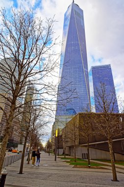 Aşağı Manhattan'da Özgürlük Kulesi ve Turistler