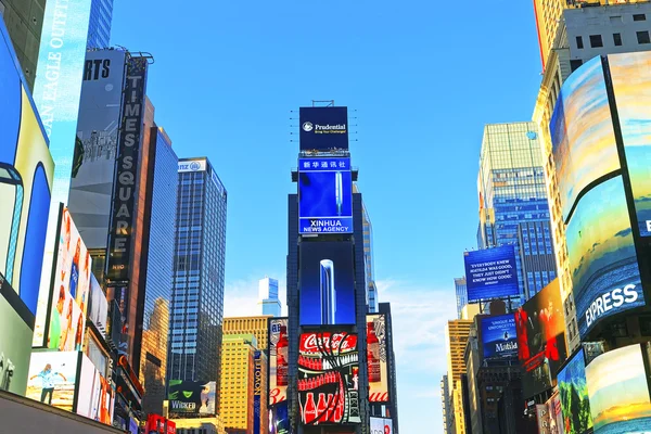 Rascacielos de la Séptima Avenida y Broadway en Times Square — Foto de Stock
