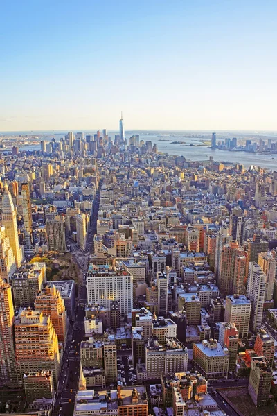 A légi felvétel a felhőkarcolók Manhattan belvárosa és a Lower Manhattan — Stock Fotó