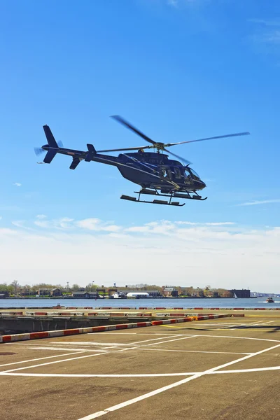 Schwarzer Hubschrauber landet auf Hubschrauberlandeplatz in lower manhattan new york — Stockfoto
