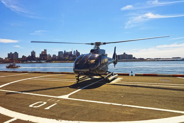 Черный вертолет на вертолетной площадке в нью-йоркском районе Лоуэр Манхэттен — стоковое фото