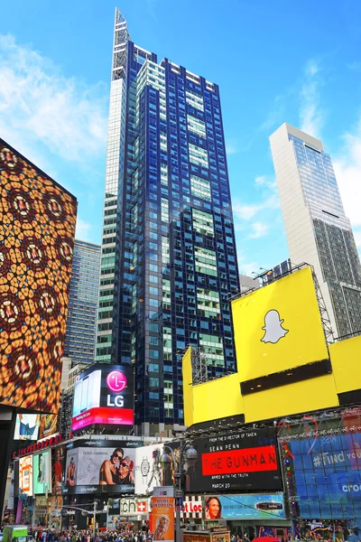Rascacielos de Broadway en Times Square — Foto de Stock