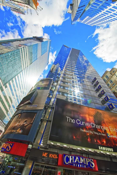 Vue du bas vers le haut sur les gratte-ciel de Times Square — Photo