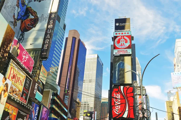 Rascacielos Broadway y 7th Avenue en Times Square — Foto de Stock