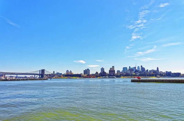 East River e Brooklyn à beira-mar em bom tempo — Fotografia de Stock