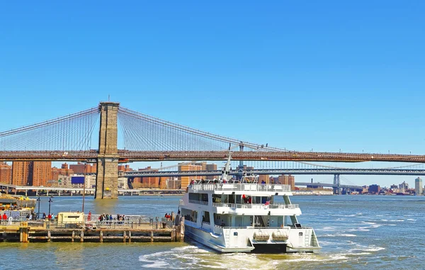 Ferry csónak és a Brooklyn-híd felett East River — Stock Fotó