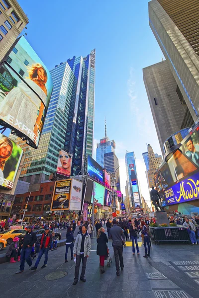 Peatones en Times Square en la 7ª Avenida y Broadway — Foto de Stock