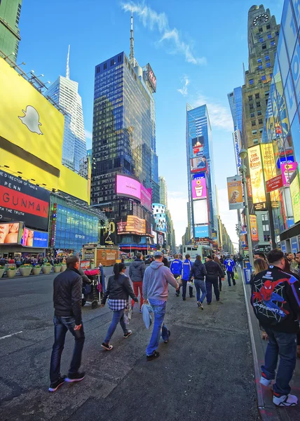 Peatones en Broadway y 7th Avenue en Times Square — Foto de Stock