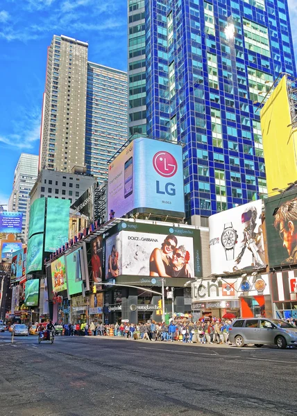 Peatones en Broadway en Times Square — Foto de Stock