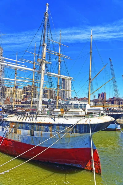 Navio no porto de South Street Seaport em Lower Manhattan — Fotografia de Stock