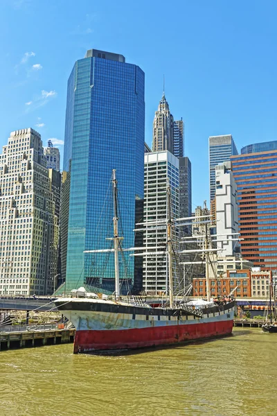 A hajó a kikötő a South Street Seaport Manhattan — Stock Fotó