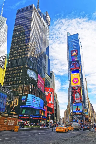 Grattacieli a Times Square tra Broadway e 7th Avenue — Foto Stock