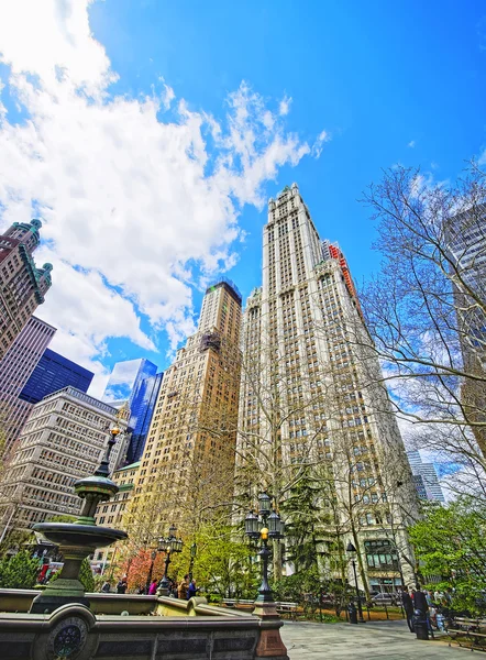 Fonte e arranha-céus em City Hall Park, Lower Manhattan — Fotografia de Stock