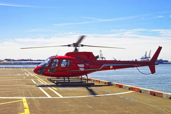 Helicóptero vermelho no heliporto de Lower Manhattan, em Nova Iorque — Fotografia de Stock