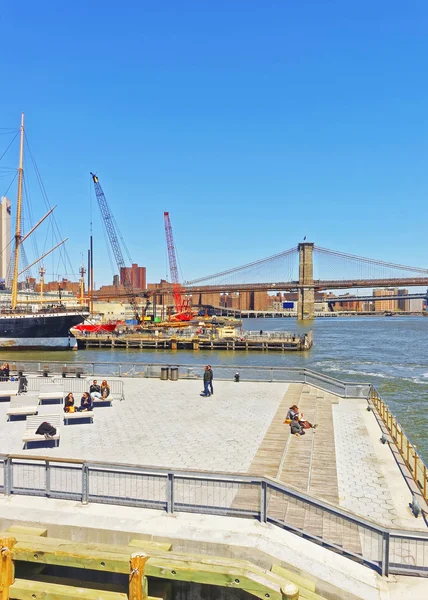 Turistas relaxando em espreguiçadeiras no Pier em Manhattan — Fotografia de Stock