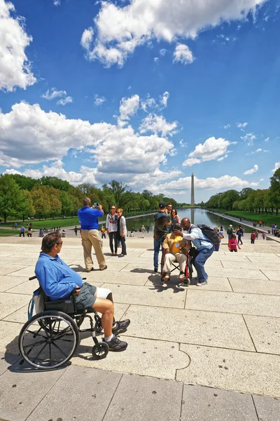 Weteran wojny obok Lincoln Memorial odbijający basen w Washingt — Zdjęcie stockowe