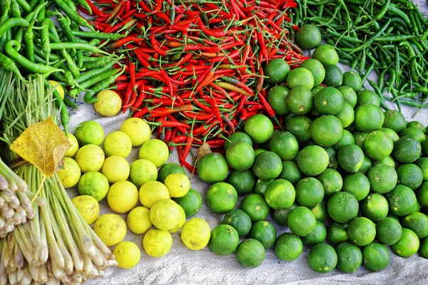 Asiatischer Markt für frisches Obst und Gemüse in Vietnam — Stockfoto