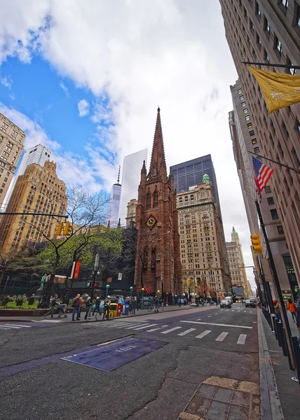 Trinity Church in Manhattan and street view — Stock Photo, Image