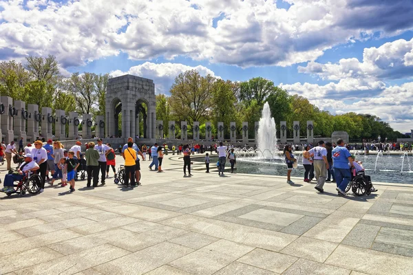 War veterans in National World War Second Memorial Pacific Arch — Stock Photo, Image