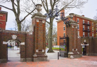 Harvard Üniversitesi Harvard Yard giriş kapıları ve yurt