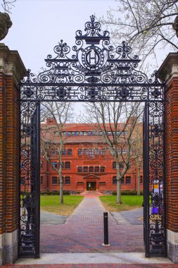 Giriş kapısı ve Sever Hall Cambridge Harvard Yard