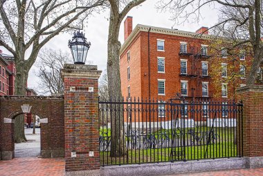 Harvard Universit Harvard Yard giriş kapısı ve yurt