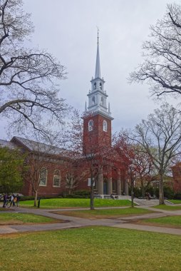 Memorial Kilisesi'ne giriş ve Harvard Yard'daki turistler