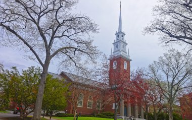 Memorial Kilisesi ve Harvard Yard turistlerin girişi