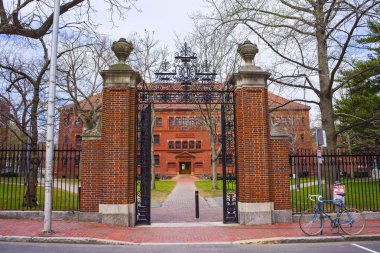 Giriş kapısı ve Harvard Yard, Cambridge Sever Salonu'nda