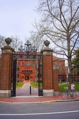 Cambridge'deki Harvard Yard'da giriş kapısı ve Sever Hall