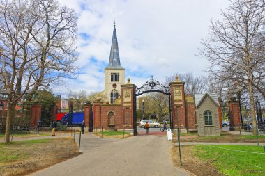 Cambridge'deki Ilk Parish Kilisesi ve Harvard Yard'daki turistler