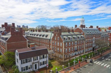 Harvard Üniversitesi'nde John Kennedy Street ve Eliot House çan kulesi
