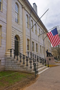 Ca Harvard Üniversitesi'nde Üniversite Salonu ve Harvard Anıtı