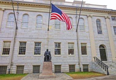 Camb'deki Harvard Üniversitesi'nde Üniversite Salonu ve Harvard Heykeli